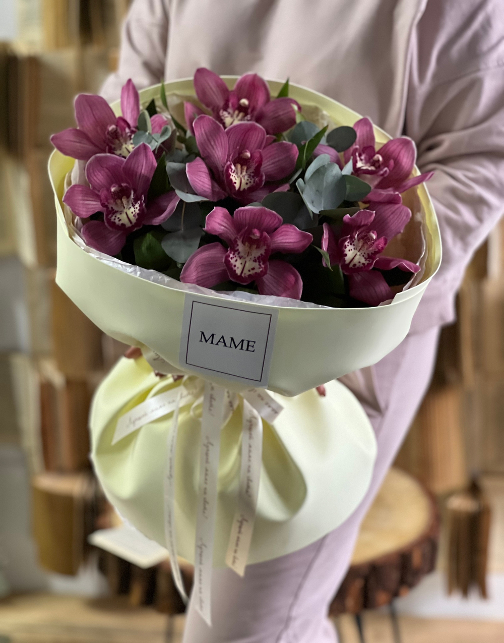 Орхидея Цимбидиум и эвкалипт в нежном воздушном оформлении