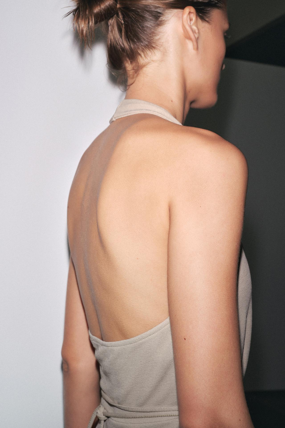 ZARA ПЛАТЬЕ С ГОРЛОВИНОЙ ХАЛТЕР И ПОЯСОМ, ЭКРЮ