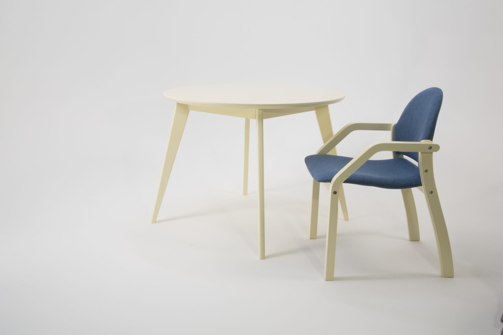 Стол Zip-mebel Сканди К 90 слоновая кость со стульями Джуно слоновая кость рогожка синий