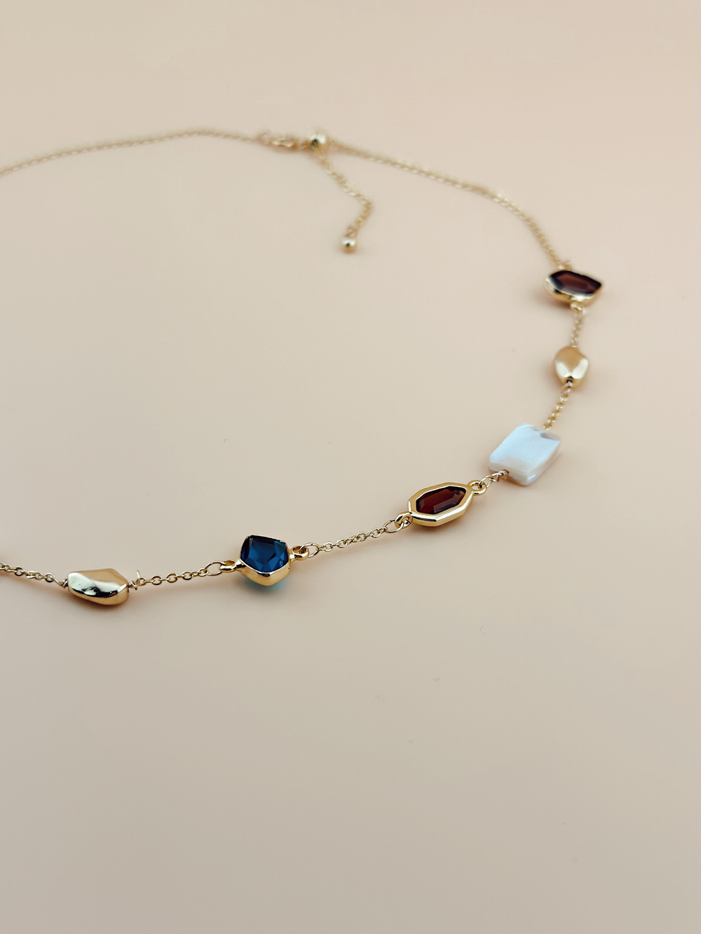 Колье с кристаллами и перламутром