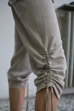 ZARA БРЮКИ КАПРИ СО СБОРКОЙ, СВЕТЛО-СЕРЫЙ