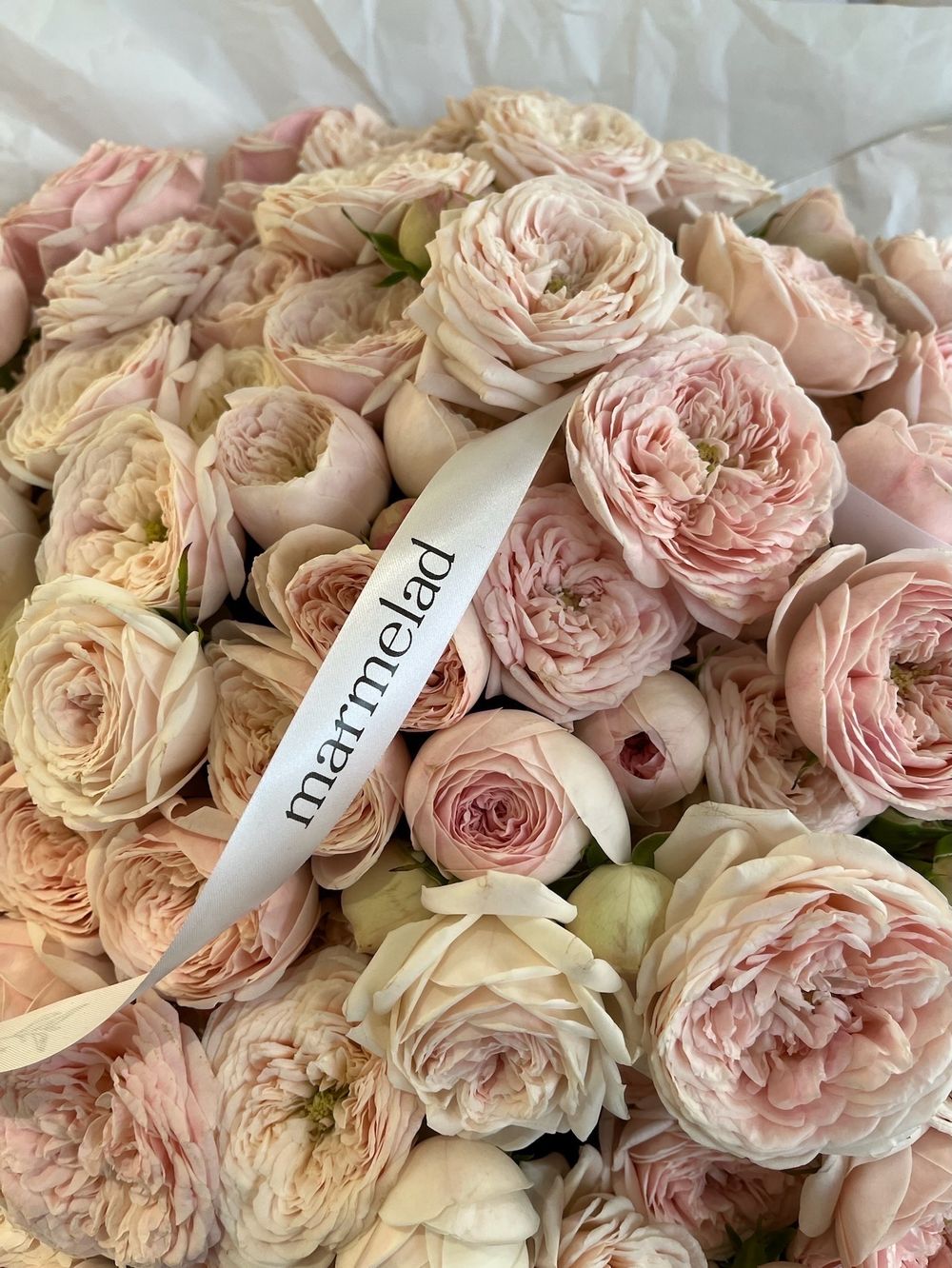 Гранд букет из нежной кустовой розы