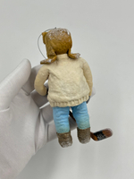 Ёлочное украшение в винтажном стиле «Мальчик с хоккейной клюшкой»