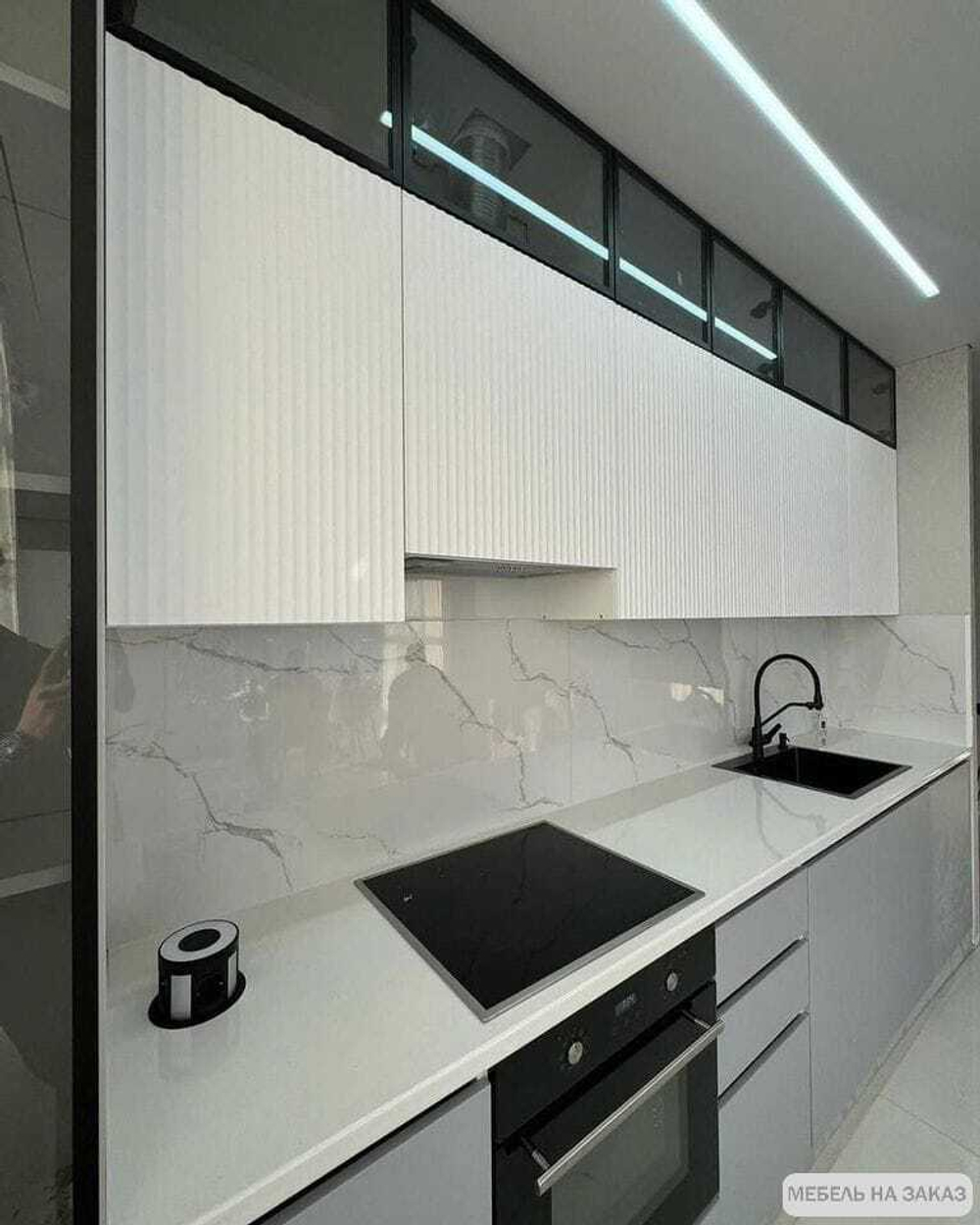 Кухня с витражными полками