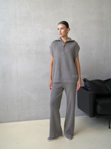 Серый костюм из жилета и брюк