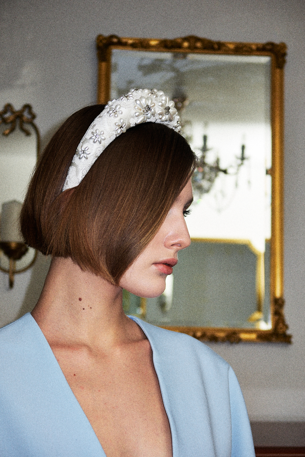 Ободок высокий с декором из жемчуга и камней