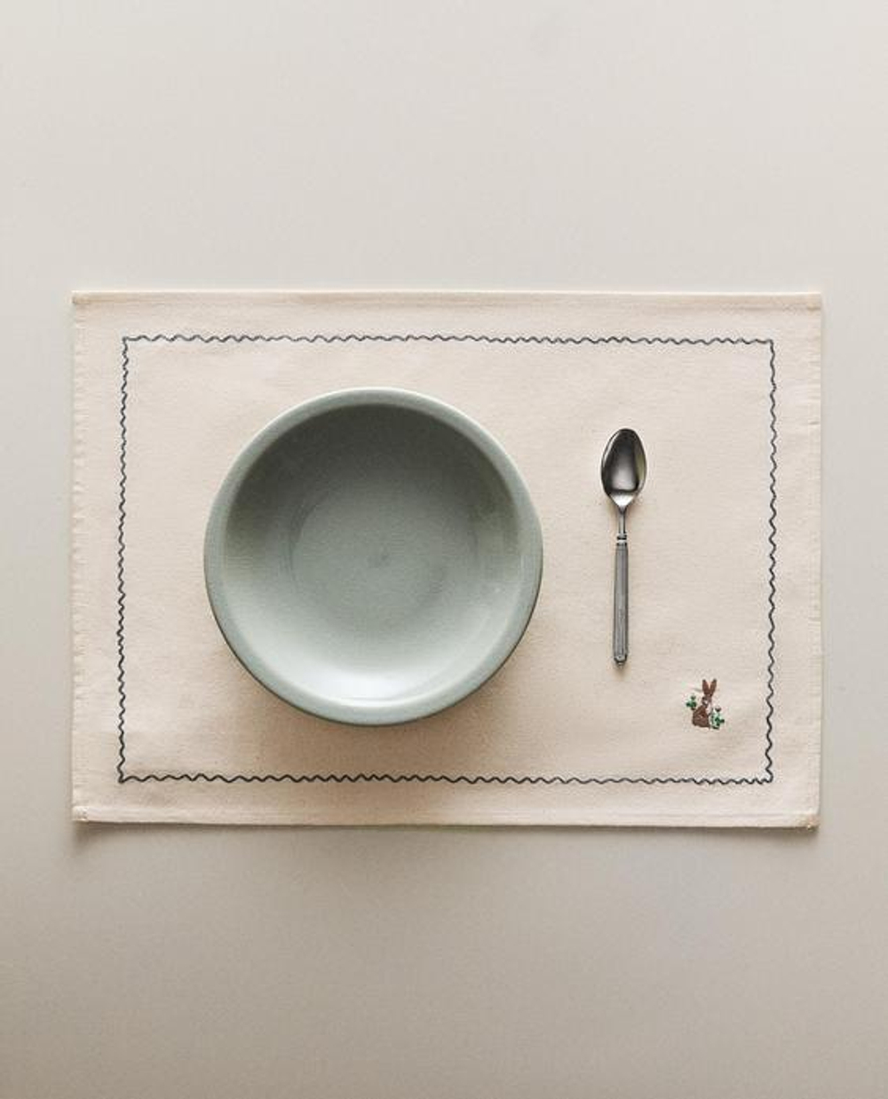 ZARA HOME ПОДСТАВКА ПОД СТОЛОВЫЕ ПРИБОРЫ ИЗ ХЛОПКА С ВЫШИВКОЙ «КРОЛИК», СИНИЙ
