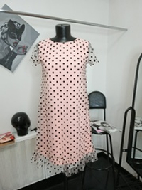 Платье трикотажное розового цвета , поверх дублированное фатином в черный горох. Рукав фонарик .Размер - 42/44 русский