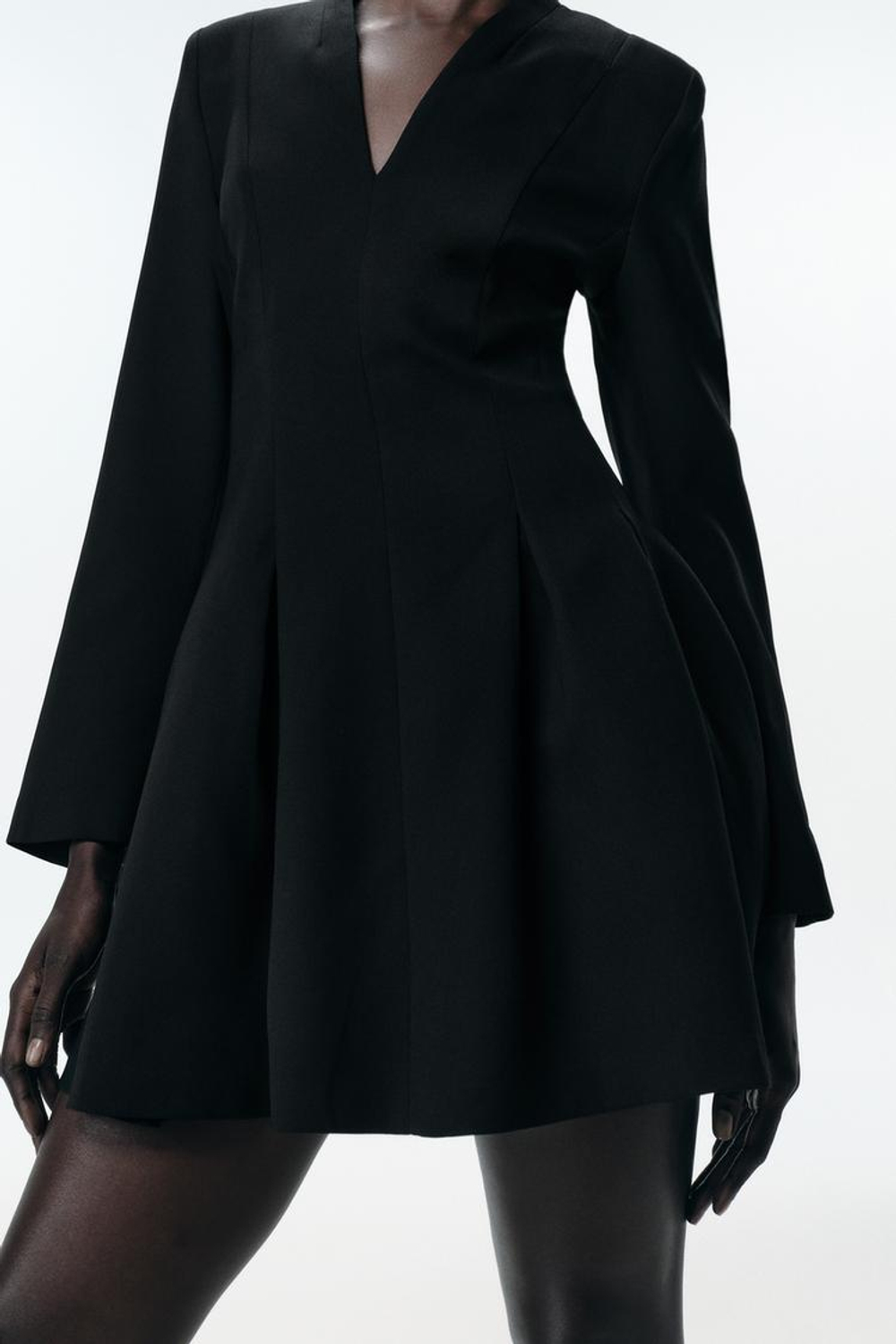 ZARA МИНИ-ПЛАТЬЕ С ПОДПЛЕЧНИКАМИ, ЧЕРНЫЙ