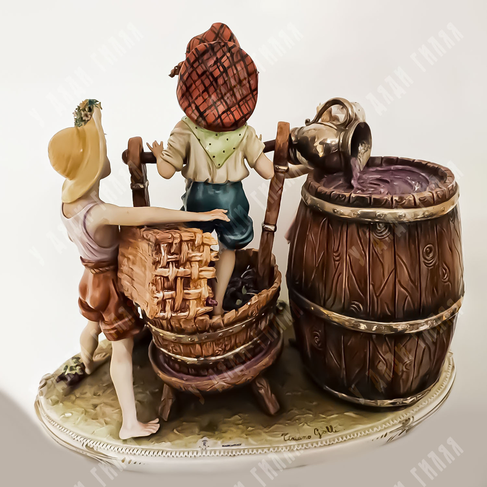 [Galli Tiziano Capodimonte] Урожай / Vendemmia. Фарфор, глазурь, роспись. Италия. 1950-е