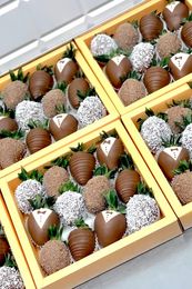 Набор клубники в шоколаде "Приятный сюрприз"