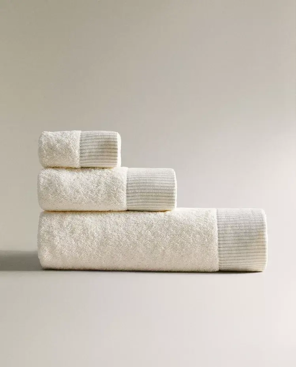 ZARA HOME БАННОЕ ПОЛОТЕНЦЕ С КАЙМОЙ, ЦВЕТ СЛОНОВОЙ КОСТИ