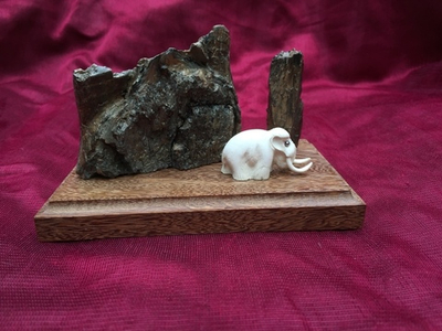 Мамонт у скалы