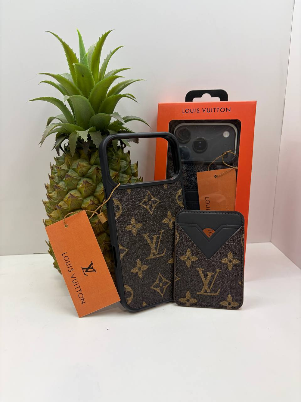 Накладка LOUIS VUITTON С КАРМАНОМ для iPhone 17 Pro Max
