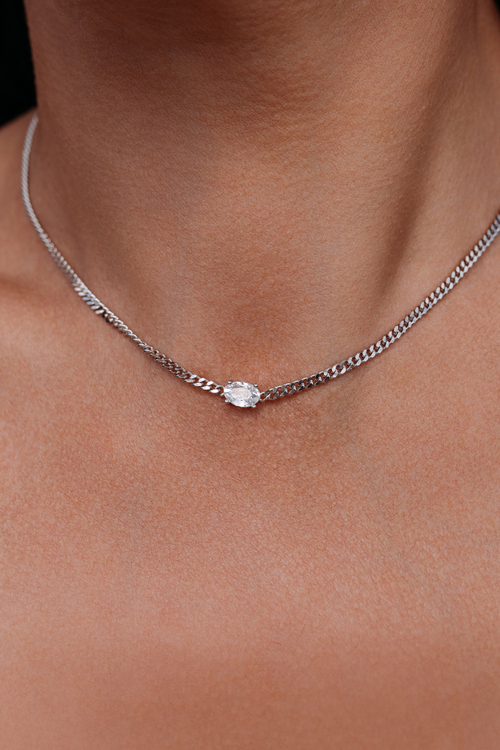 Колье с характерной цепью и фианитом