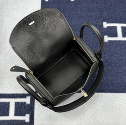 Сумка Hermes Lindy Noir Gold Hardware