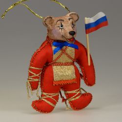 Ёлочная игрушка Медвежонок с флажком