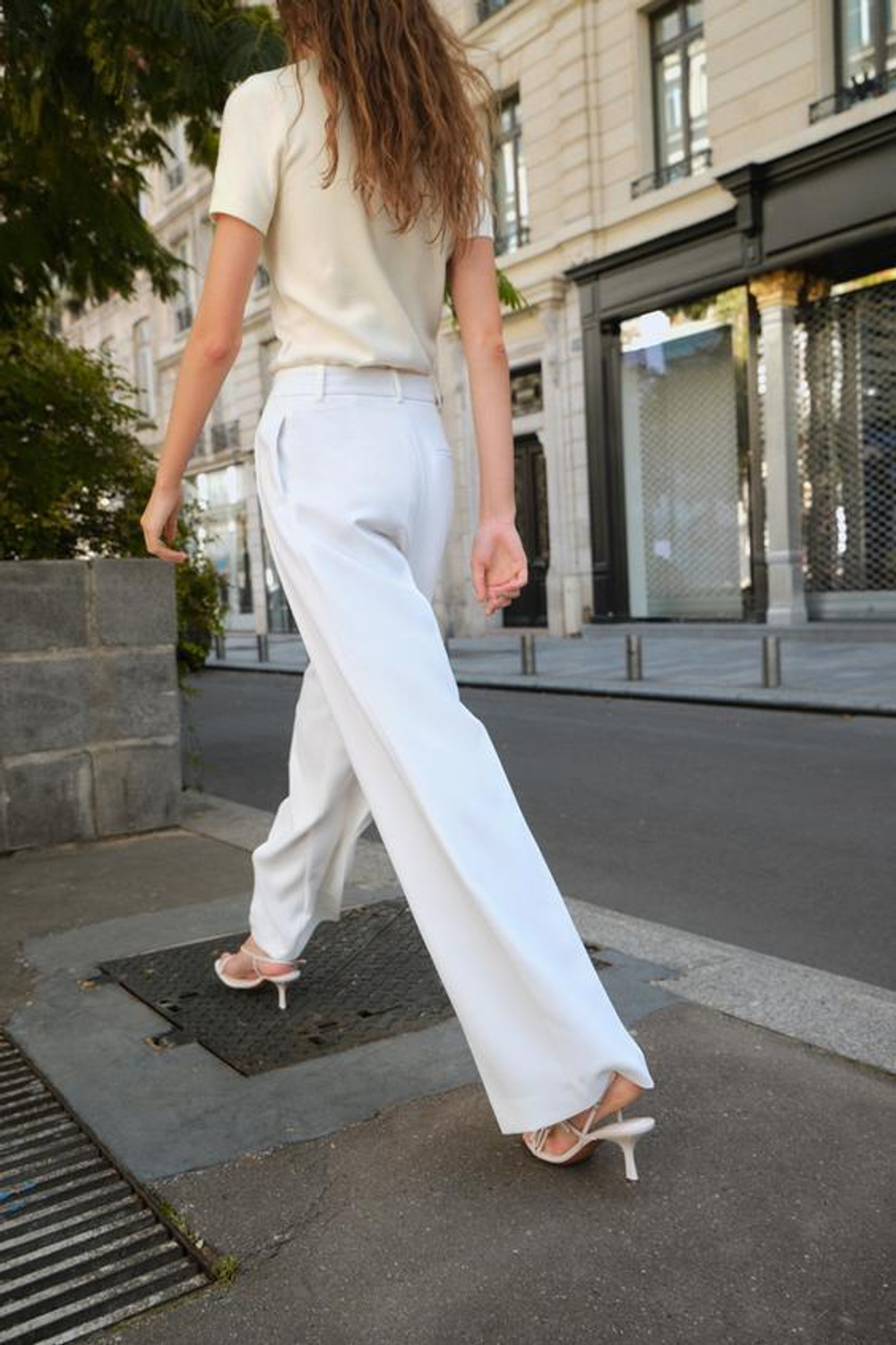 ZARA ШИРОКИЕ БРЮКИ С ЗАЩИПАМИ, ЖЕЛТОВАТО-БЕЛЫЙ