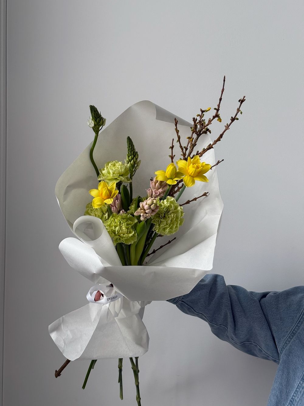 Букет из гиацинтов, нарциссов, диантусов, орнитогалума и форзиции