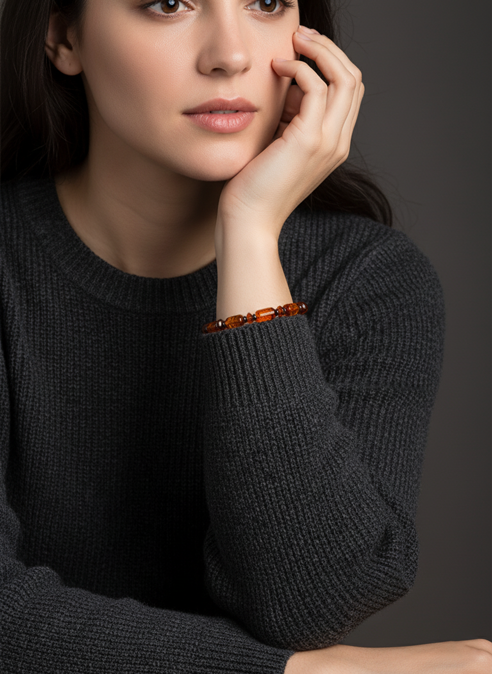 Браслет на руку. Янтарь натуральный формованный