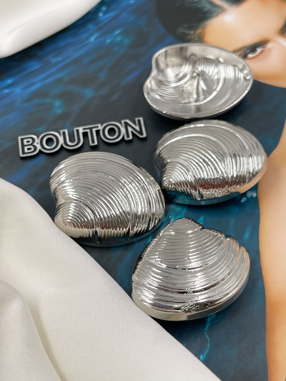 Пуговицы в форме ракушки серебристые