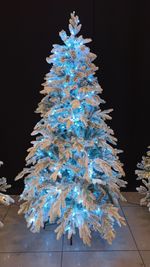 Заснеженная ель с гирляндой «Россо» холодный свет (Литая+пвх) 150 см / 1,5 м