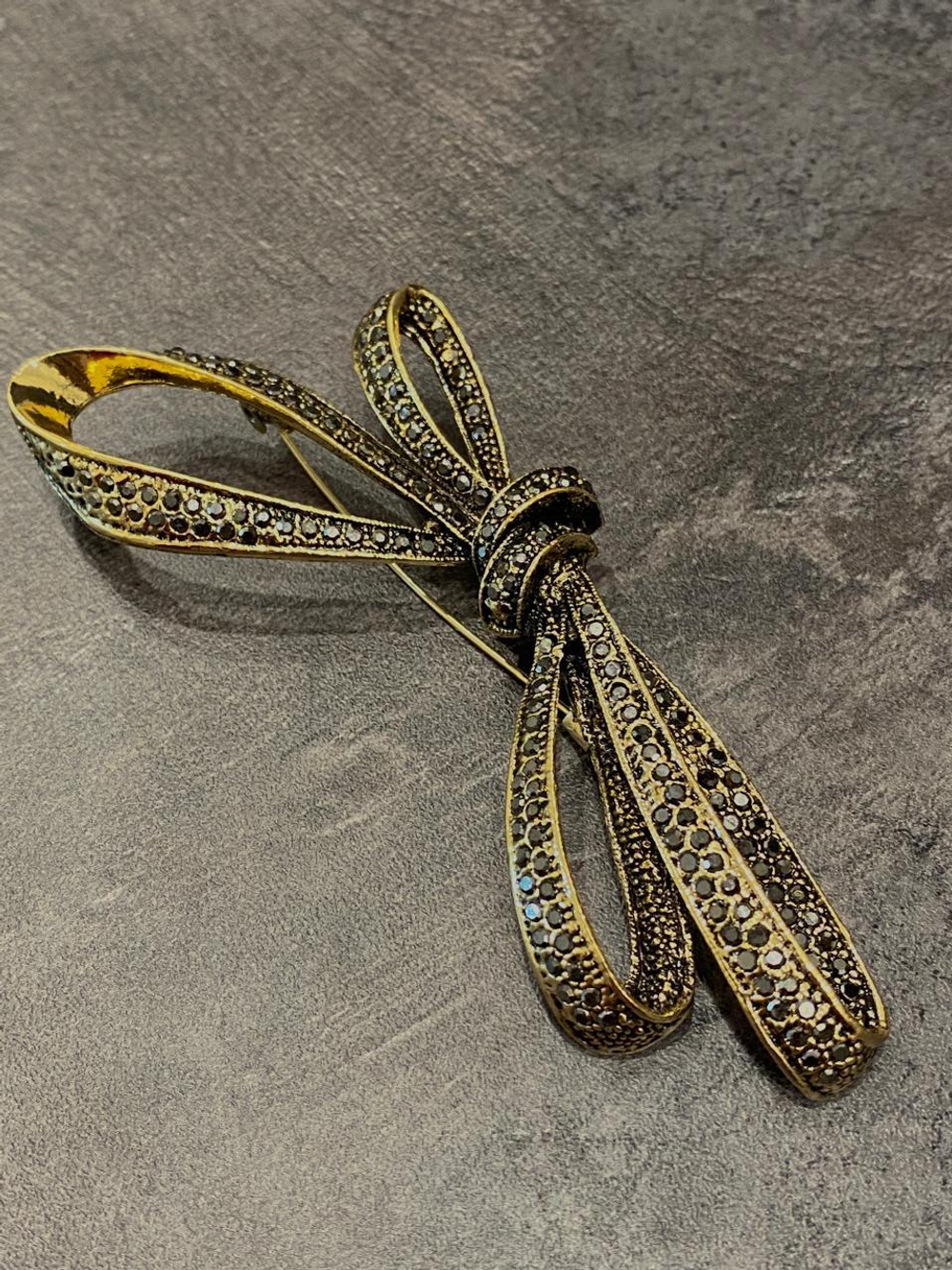 Брошь крупный бант с серыми кристаллами, оттенок бронза