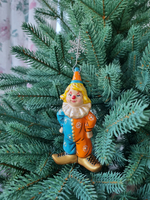 Клоун в оранжево-голубом костюме