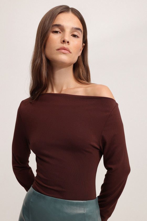 Лонгслив с асимметричным вырезом