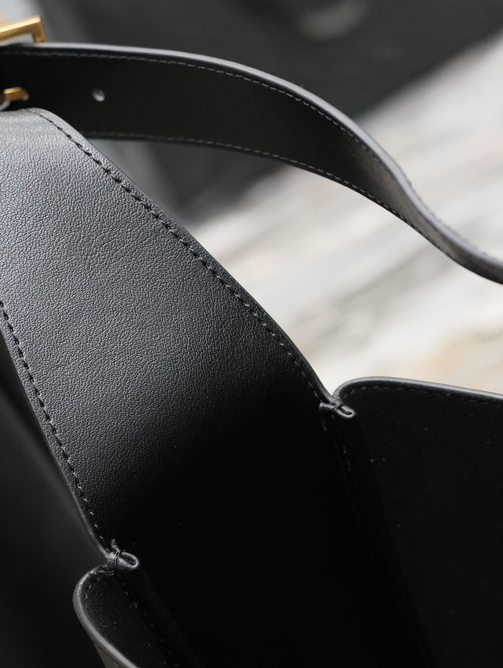 Saint Laurent Large Le 5 A 7 Supple 31 cm