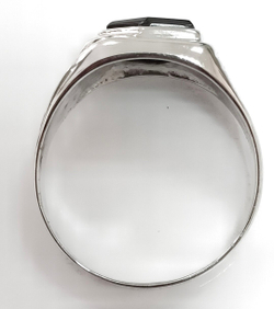 Ювелирное кольцо мужское из серебра с ониксом