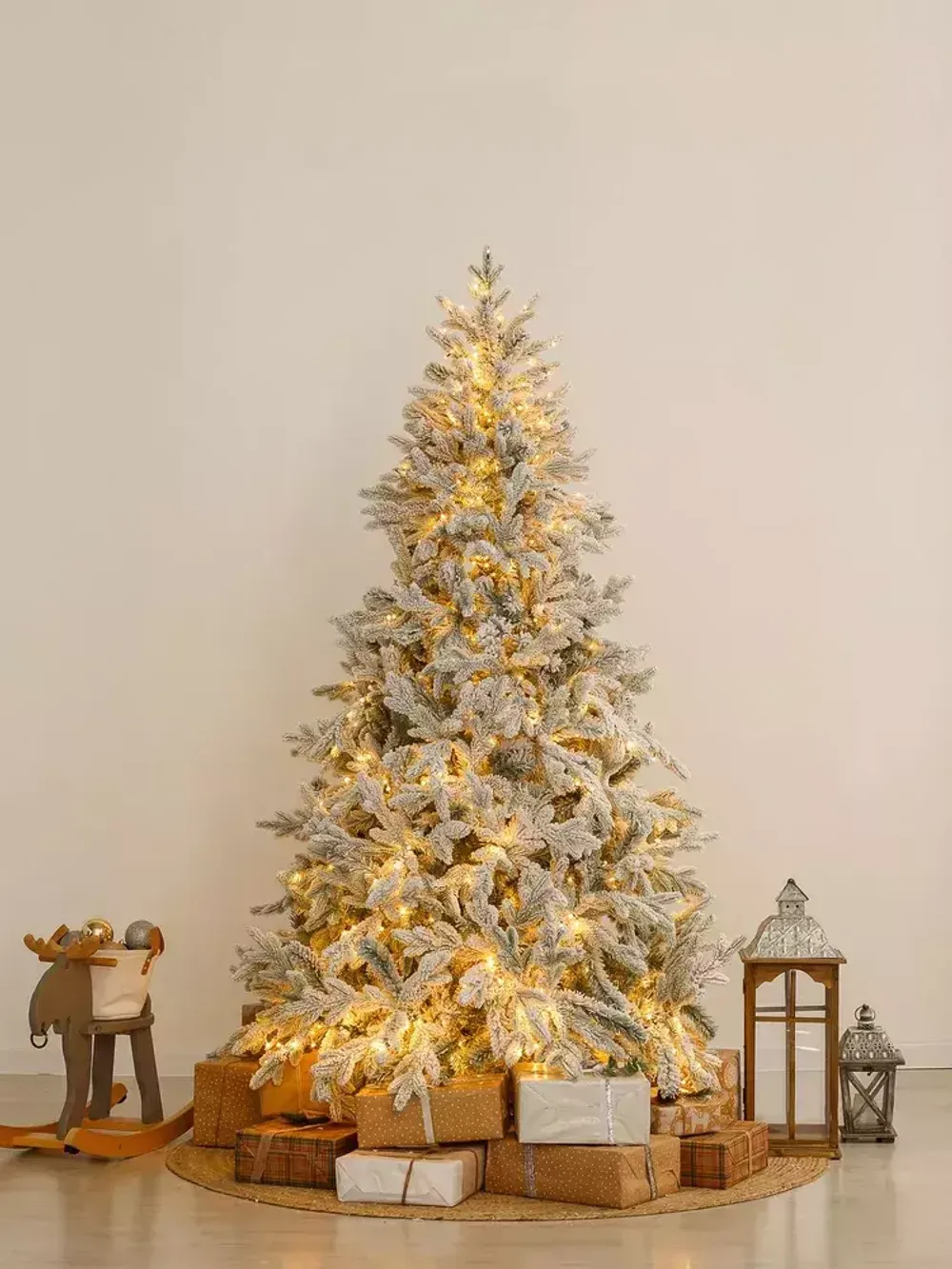 Заснеженная ель с гирляндой «Россо» теплый свет (Литая+пвх) 180 см / 1,8 м