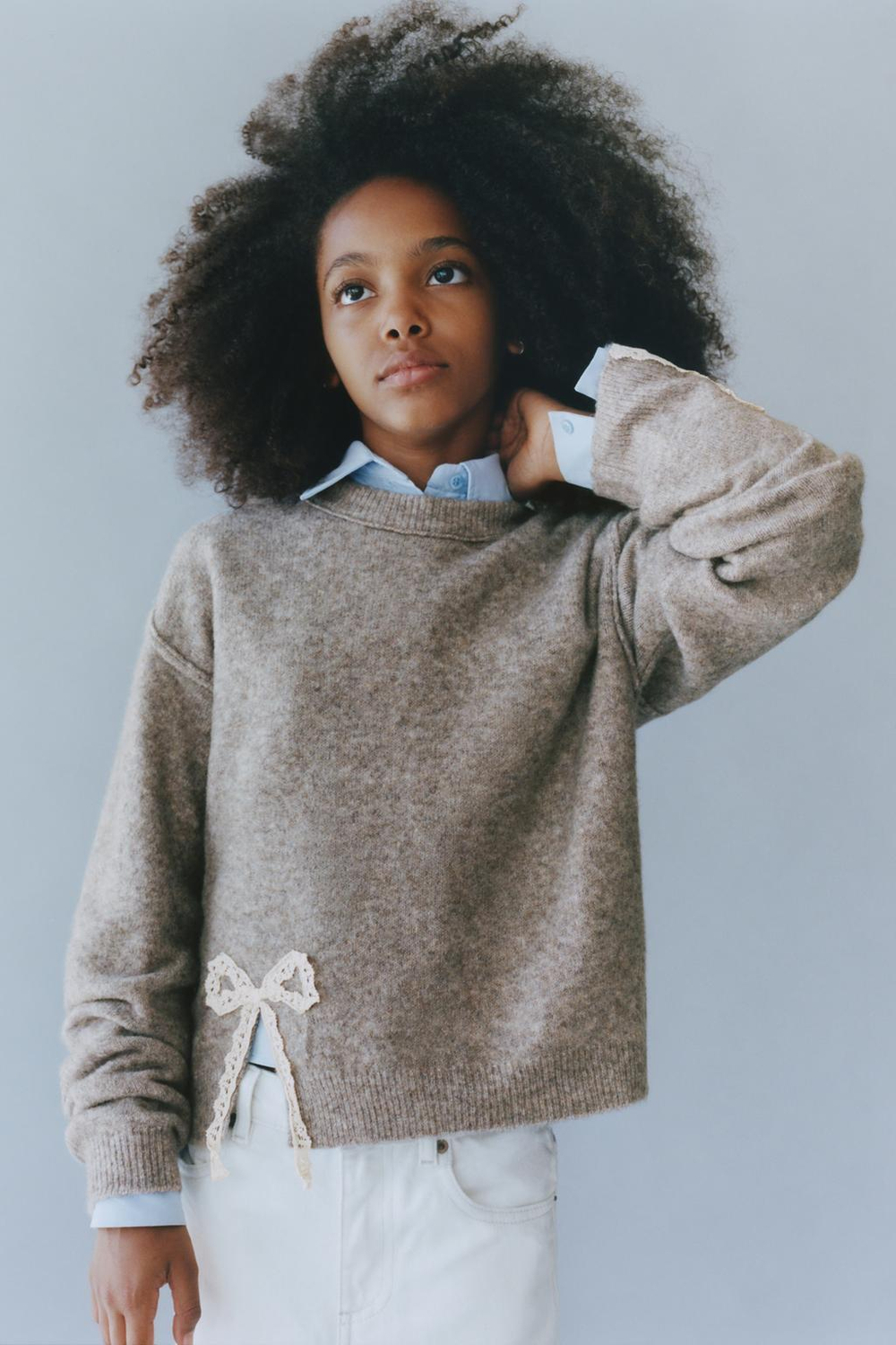 ZARA ТРИКОТАЖНЫЙ ДЖЕМПЕР С КРУЖЕВНЫМИ БАНТАМИ, СЕРО-КОРИЧНЕВЫЙ