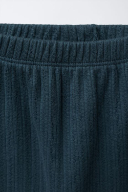 ZARA КОМПЛЕКТ ИЗ ФУТБОЛКИ И ЛЕГИНСОВ С РЕЛЬЕФНЫМ УЗОРОМ, НЕФТЯНОЙ