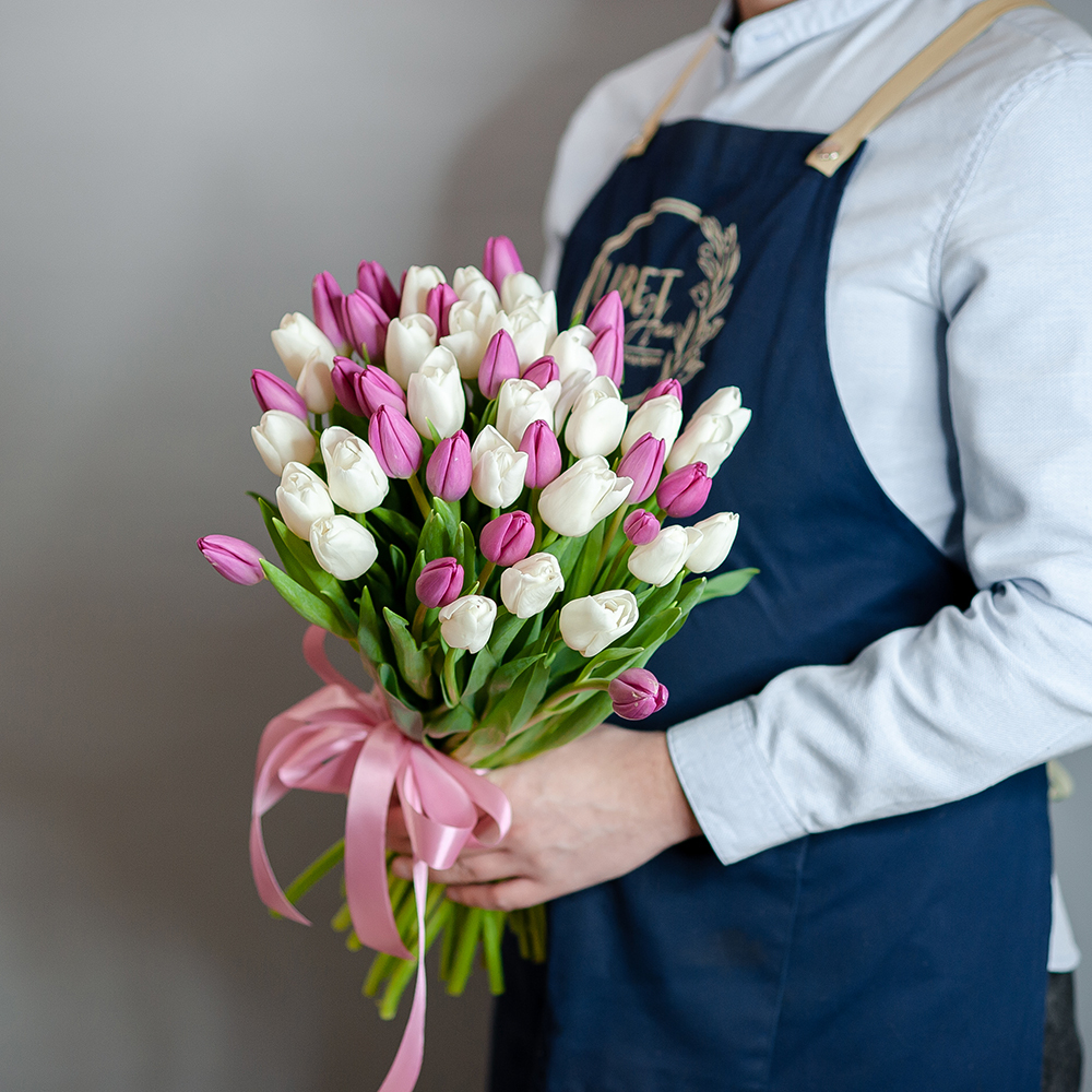 Белые-розовые тюльпаны под ленту