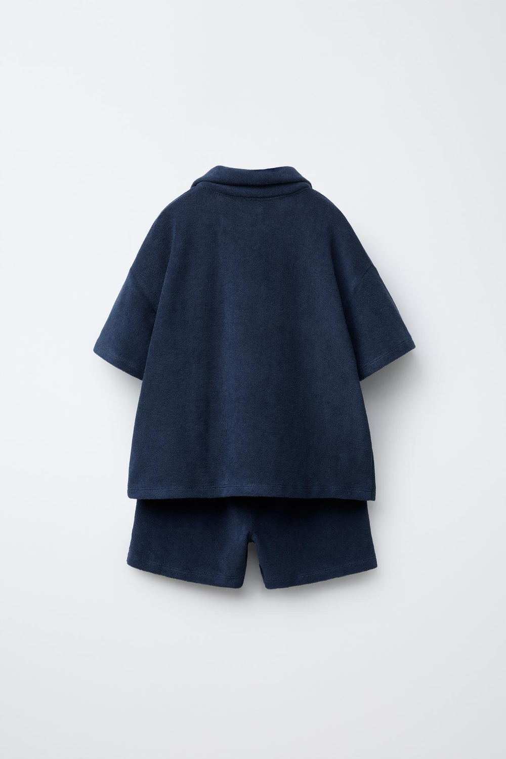 ZARA КОМПЛЕКТ ИЗ ФУТБОЛКИ-ПОЛО И ШОРТОВ ИЗ МАХРОВОЙ ТКАНИ С НАШИВКОЙ, ТЕМНО-СИНИЙ