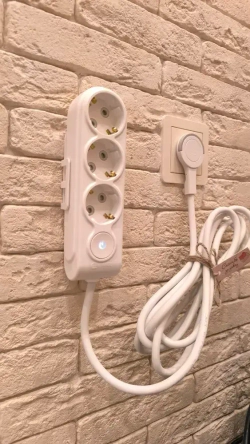 Удлинитель сетевой электрический 1,5 метра с выкл, заземлением и защитными шторкамис плоской потайной вилкой невидимкой