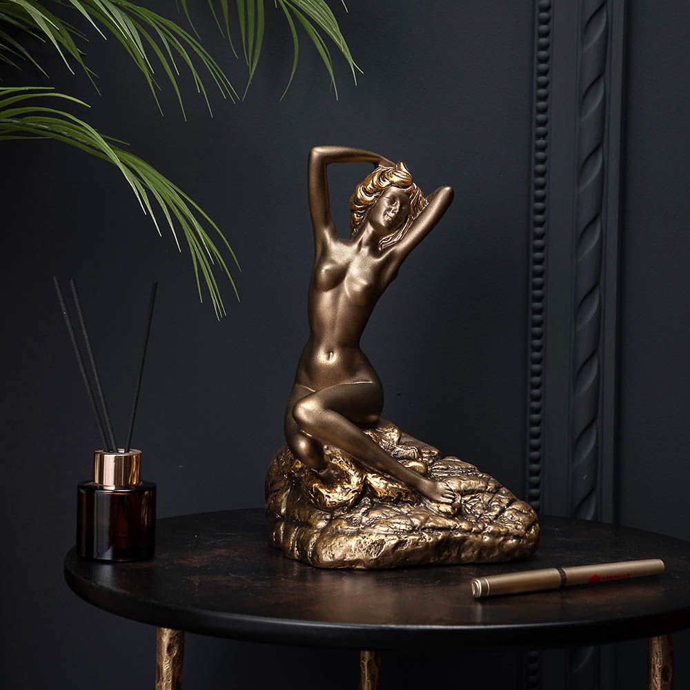 Скульптура Девушка на камне Бронза