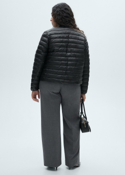 Короткий стеганый анорак с карманами