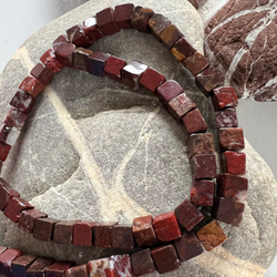 Красная яшма. Камни для изделий на заказ. Цена зависит от вида заказанного изделия