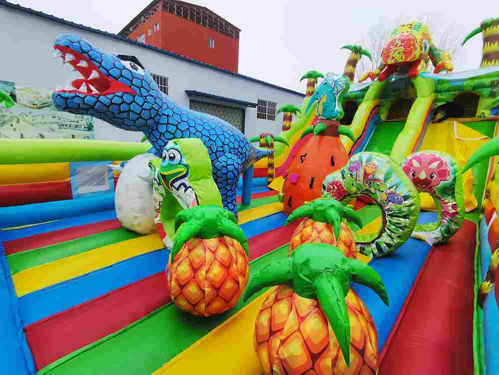 Коммерческий надувной батут "Хамелеон и динозавры" 12*6*6 м