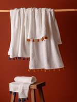 Полотенце банное белое, с кисточками цвета карри из коллекции essential, 70х140 см