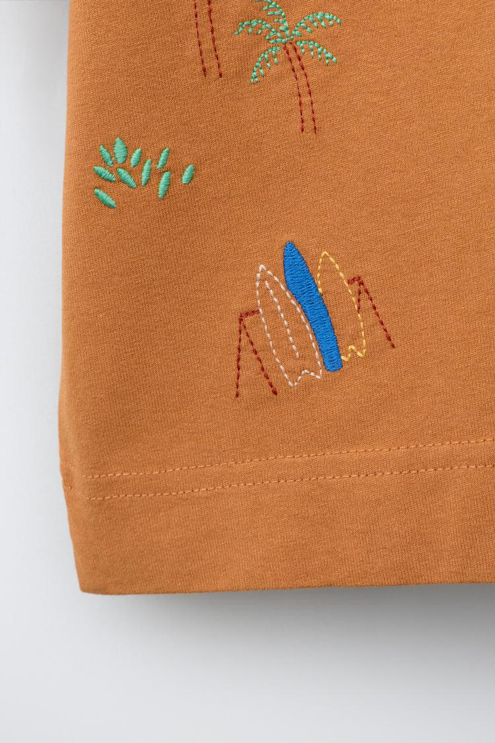 ZARA ФУТБОЛКА С ВЫШИВКОЙ, ОХРА