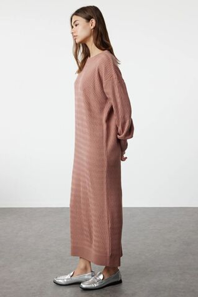 Розово-сухое трикотажное платье с самостоятельным рисунком TCTAW25EB00003