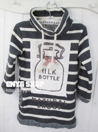 Толстовка детская с обвязанными рельефной вязкой краями