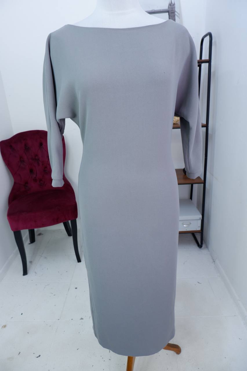 Платье сдержанное, с рукавом летучая мышь 46 размер