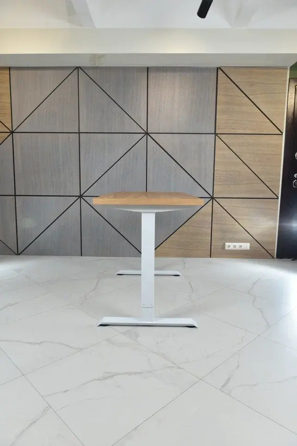 Регулируемый компьютерный стол Bazalt с регулировкой по высоте — столешница МДФ Дуб европейский