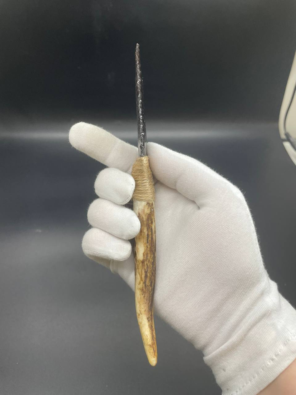 Обсидиановый нож с рукоятью из рога оленя 18 см изогнутый