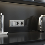 Розетка влагозащ. с зазем. с защит. крышкой и шторками (серебряный матовый)