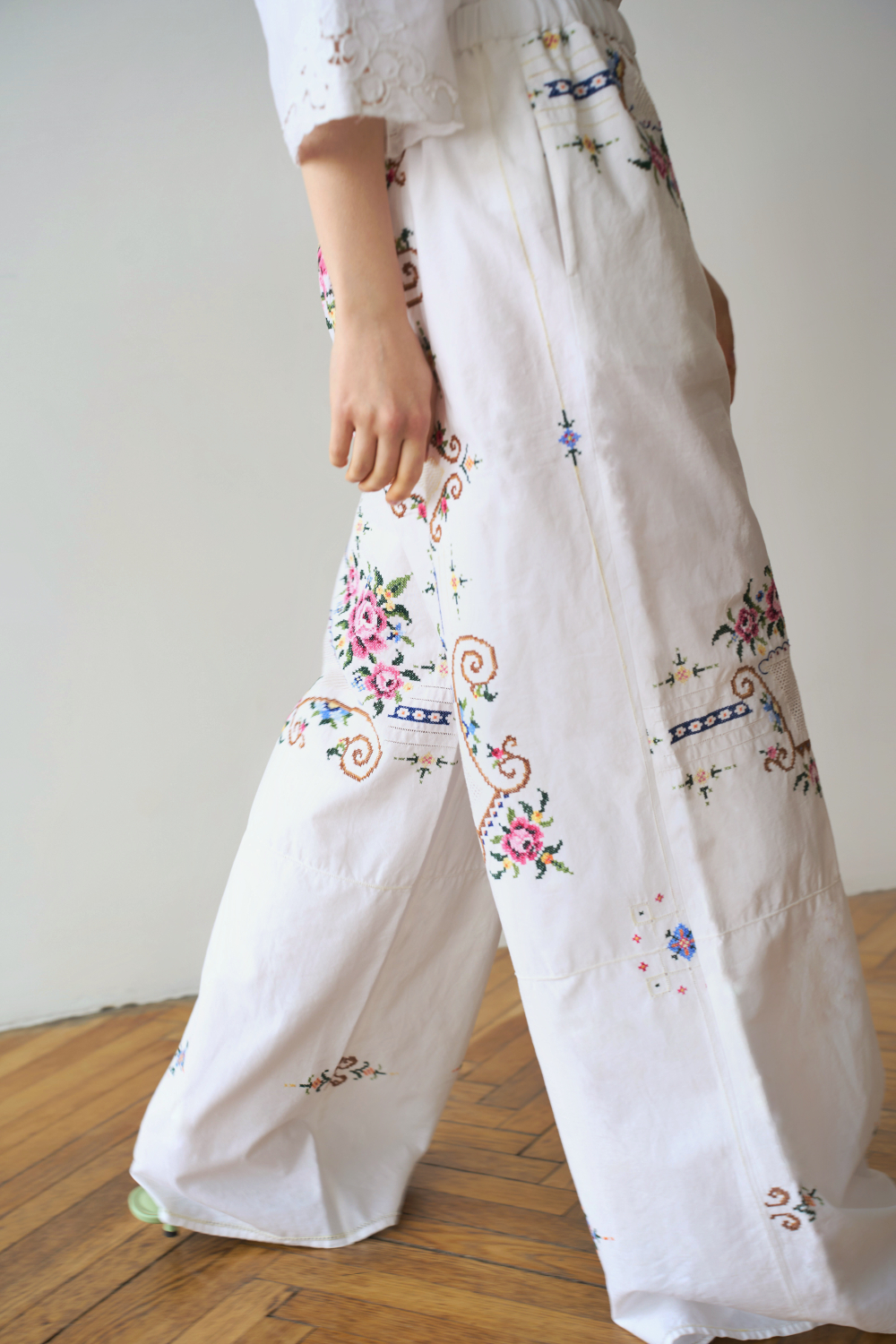 Брюки с цветочной вышивкой